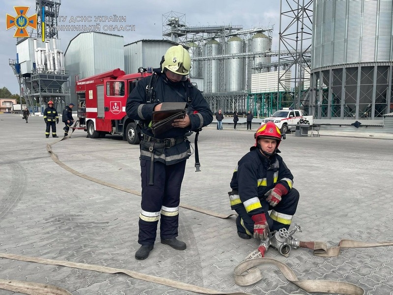 Навчання рятувальників: у Вінниці бійці ДСНС гасили умовну пожежу на елеваторі