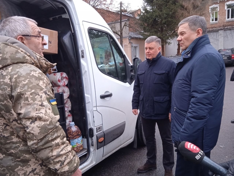 Бійці з Вінниччини, які служать на передовій, отримали вантаж від Гумштабу