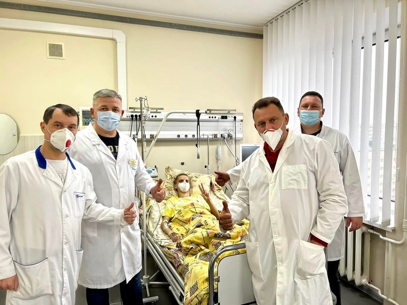 Мати віддала нирку синові: у Вінниці вперше провели трансплантацію цього органу