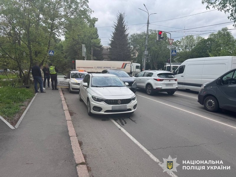 У Вінниці під колеса авто потрапили одразу дві дитини