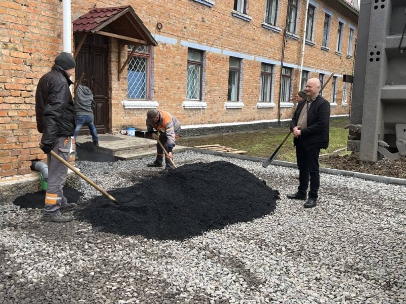 У Вороновиці облаштовують територію пункту розміщення карет "швидкої"