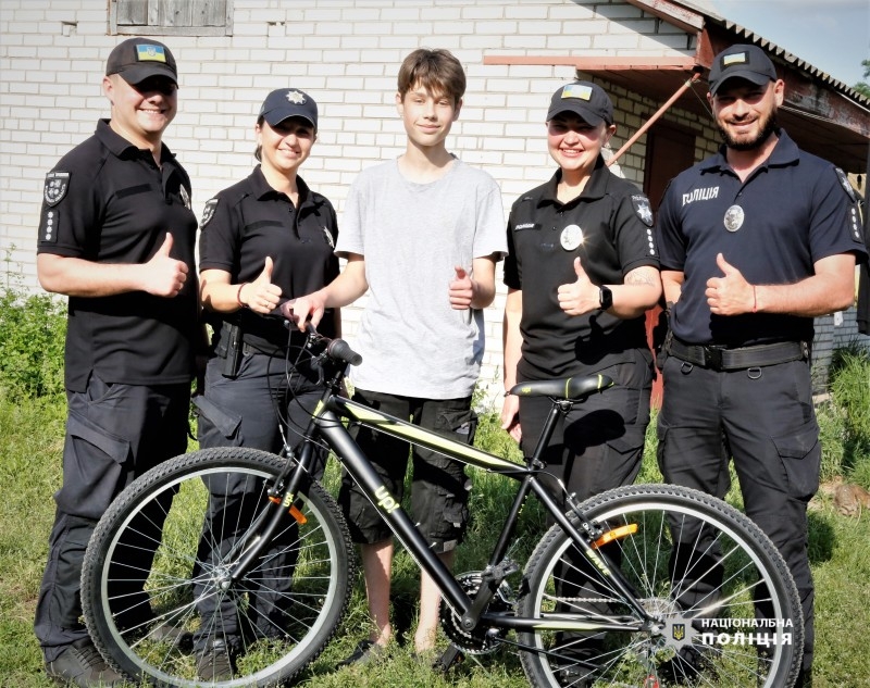 Поліцейські подарували велосипед хлопчику-переселенцю на Вінниччині