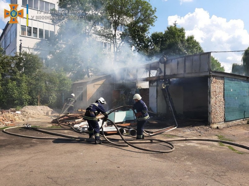 В Хмільнику вогонь знищив дах недіючої споруди