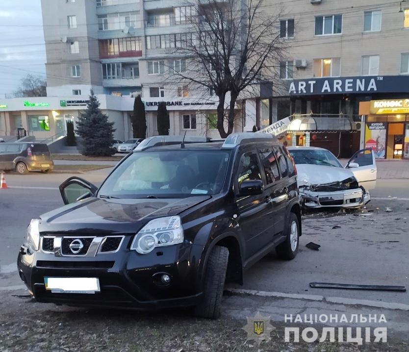 У Вінниці зіштовхнулись позашляховик Nissan та Skoda: є постраждалі