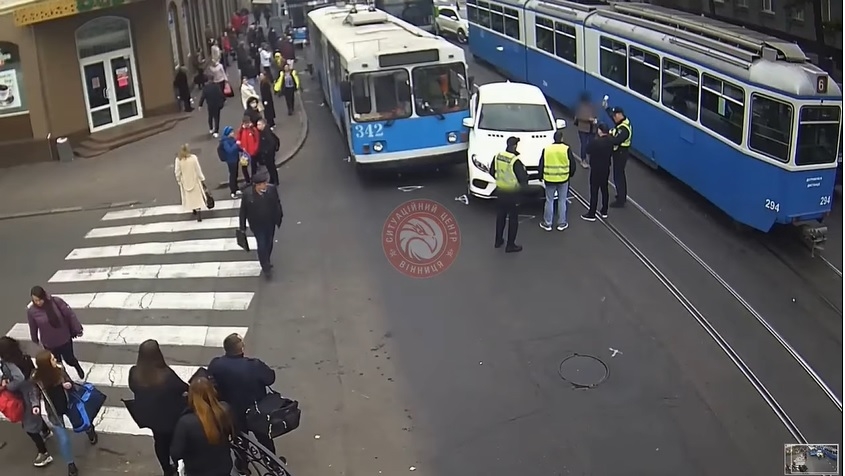 У Вінниці на Соборній ДТП: автомобіль зіткнувся з тролейбусом