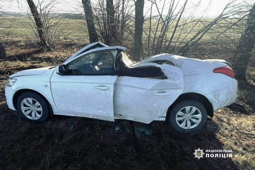 У Погребищенській громаді водій Citroen злетів у кювет: троє людей постраждали