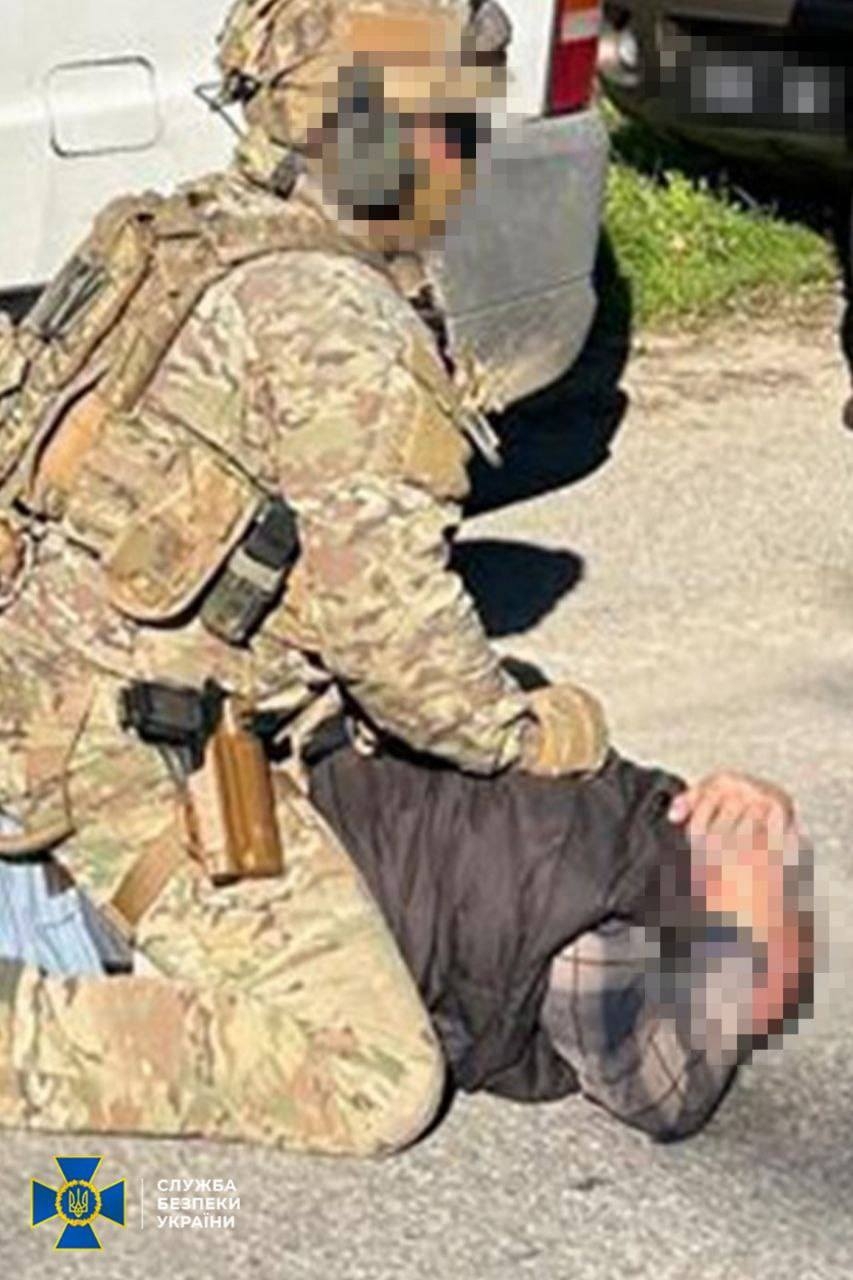 До суду скерували обвинувальний акт на агента рф, який вчиняв диверсії на об’єктах Укрзалізниці у Вінницькій та Чернівецькій областях. Зараз йому загрожує довічне увʼязнення з конфіскацією майна. Про це 22 квітня інформує управління СБ України у Вінницькій області. Співробітники СБУ затримали диверсанта у жовтні 2024 року, коли він готувався підірвати залізничну колію і пустити під укіс вантажний потяг на Буковині. У такий спосіб окупанти сподівалися порушити транспортну логістику Сил оборони у південно-західних регіонах України, - йдеться у повідомленні. Затриманим виявився громадянин однієї з європейських країн, який свого часу отримав фахові знання з вибухотехнічної справи у виші мнс рф. За матеріалами справи, після початку повномасштабної війни іноземець за дорученням куратора прибув в Україну, де під виглядом турпоїздок шпигував за військовими ешелонами. Далі він отримав завдання на виготовлення саморобних вибухових пристроїв, щоб закласти їх під залізничні колії в Чернівецькій та Вінницькій областях. Для конспірації після приїзду в Україну агент регулярно змінював адреси готелів. Служба безпеки задокументувала злочини диверсанта і затримала на одній з автодоріг Буковини. Під час обшуку в автомобілі затриманого виявлено вибуховий пристрій та мобільний телефон із доказами роботи на окупантів. Повідомили про підозру Слідчі СБУ повідомили затриманому про підозру за ч. 2 ст. 113 Кримінального кодексу України (диверсія, вчинена в умовах воєнного стану). Далі тривало документування підривної діяльності російського агента. Завдяки цьому вдалося запобігти новим спробам окупантів здійснити підривну діяльність проти нашої держави. Комплексні заходи проводили за процесуального керівництва Чернівецької та Вінницької обласних прокуратур.
