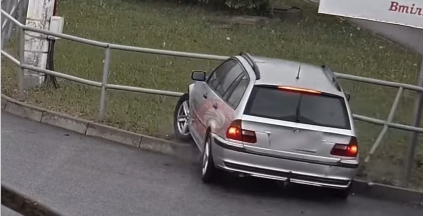 У Вінниці на Гніванському шосе водій BMW в'їхав у огорожу платитиме штраф