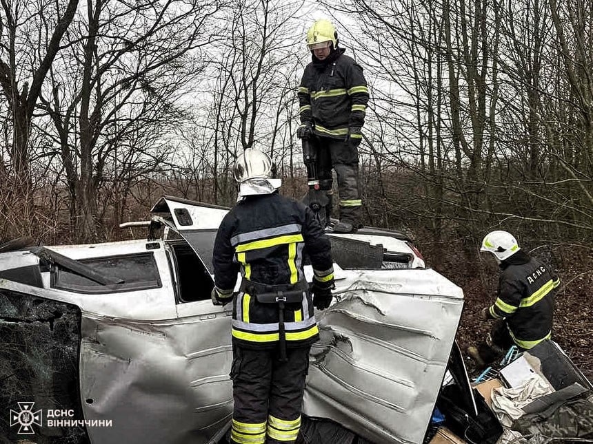 Злетіли з дороги - з понівечених автівок на Вінниччині врятували трьох людей