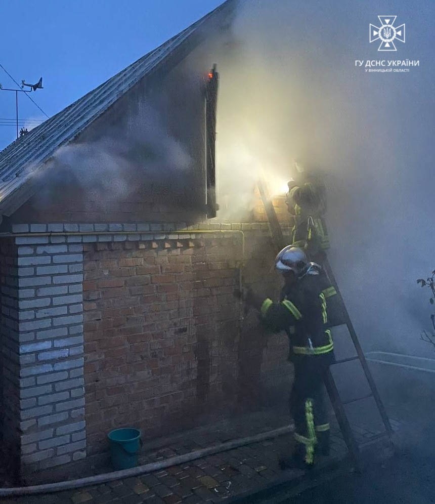 У Вінниці на вулиці Бучми загасили пожежу в господарчій будівлі