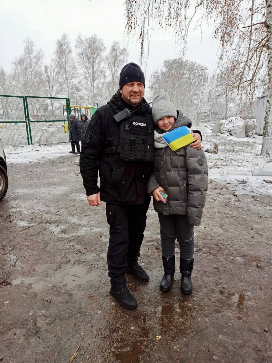 Як поліцейські Вінниччини допомагають жителям на деокупованій Харківщині