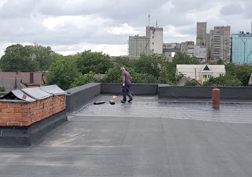 В ліцеї у Корделівці на Калинівщині завершили ремонт даху