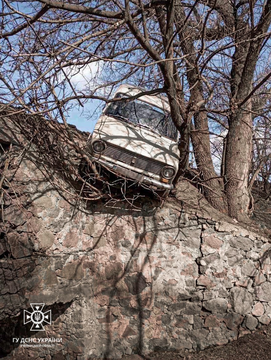 У Теплику водій авто загнав свій ВАЗ у крону дерева, яке росте над прірвою