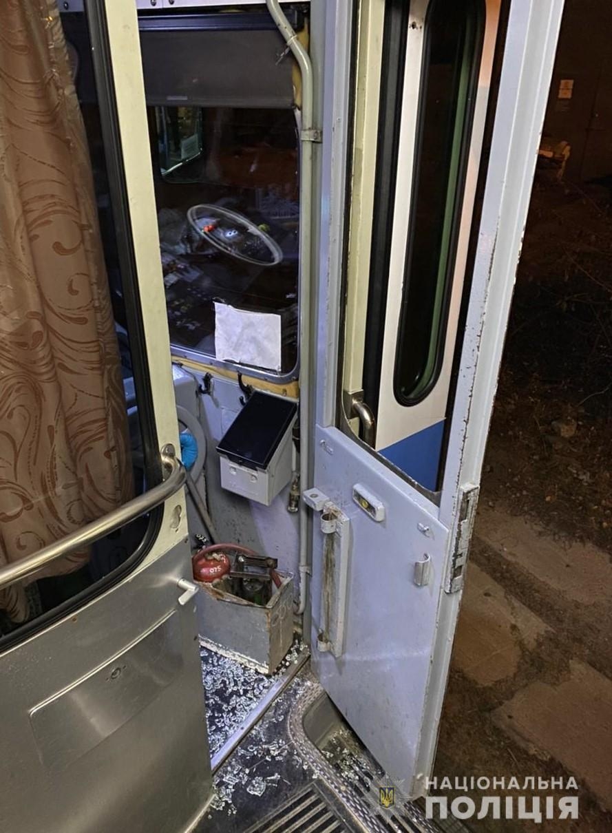Бо не встиг: у Вінниці чоловік наздогнав трамвай на таксі та розбив скло у кабіні водія
