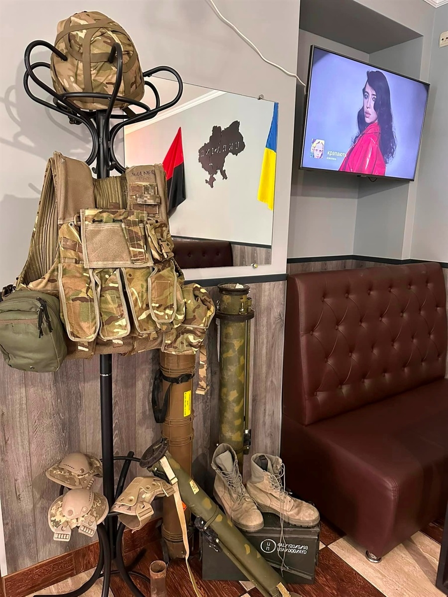 Бандерівський коктейль та військова атрибутика: сім'я захисників відкрила у Жмеринці патріотичне кафе "Воля"
