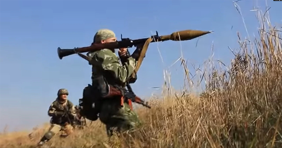 Бойовик готується атакувати українську бронетехніку на Бахмутській трасі з ручного протитанкового гранатомета, жовтень 2014 року