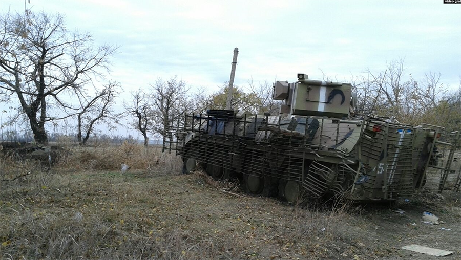 Український БТР на території 32 блокпосту, жовтень 2014 року