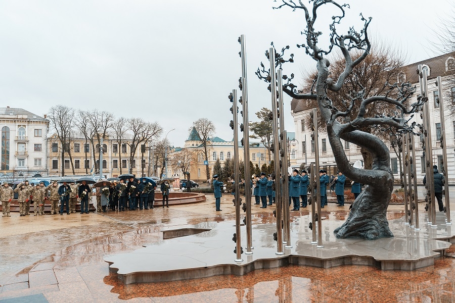 У Вінниці відбулося покладання квітів з нагоди відзначення Дня Гідності та Свободи