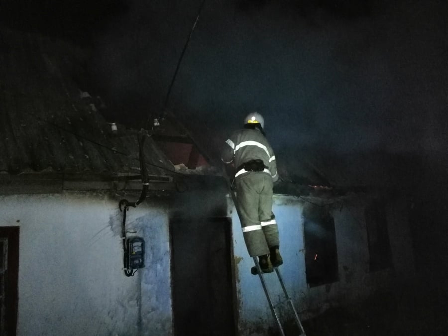 В Тиврівському районі через недопалок загорівся будинок