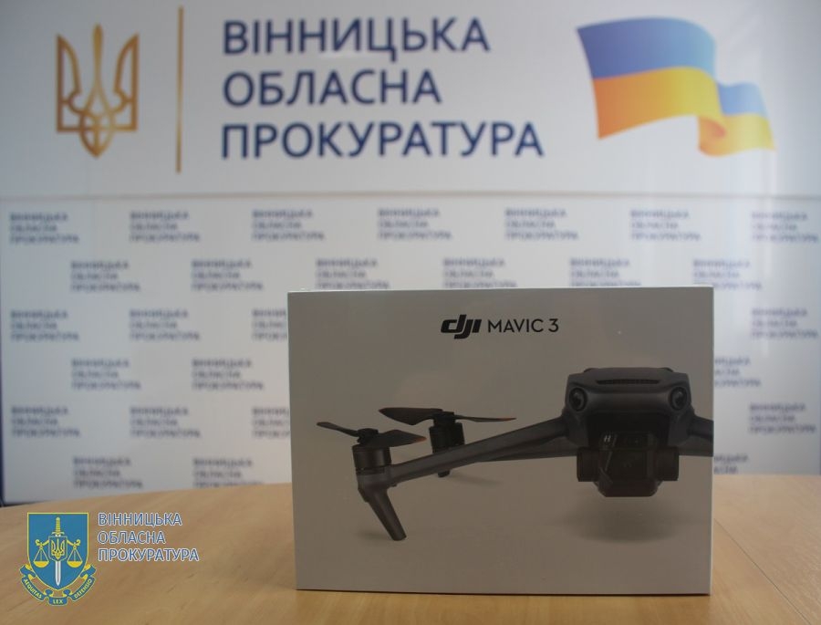 Співробітниці Вінницької прокуратури передали дрон військовослужбовцям