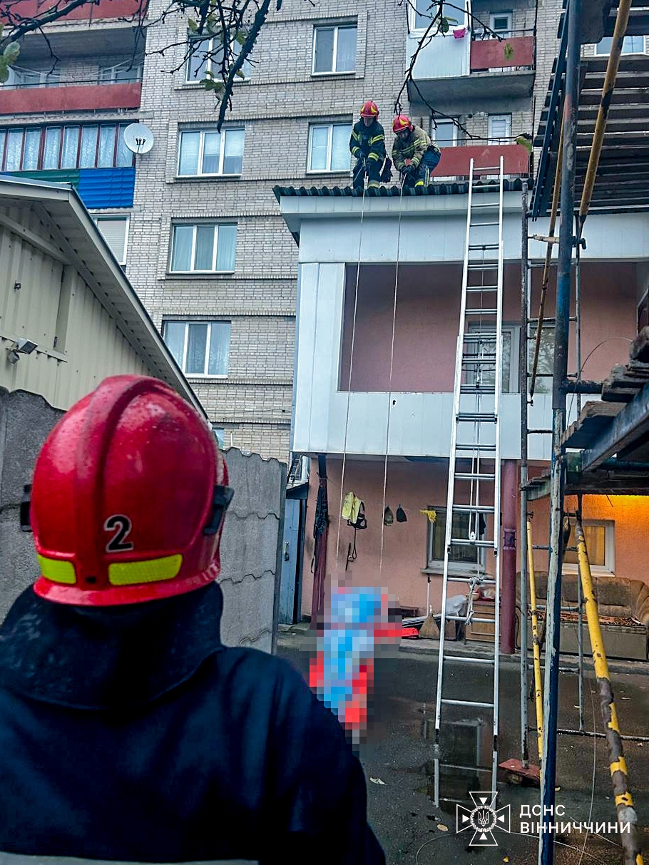 У Вінниці 31-річна жінка випала з вікна дев’ятого поверху та загинула