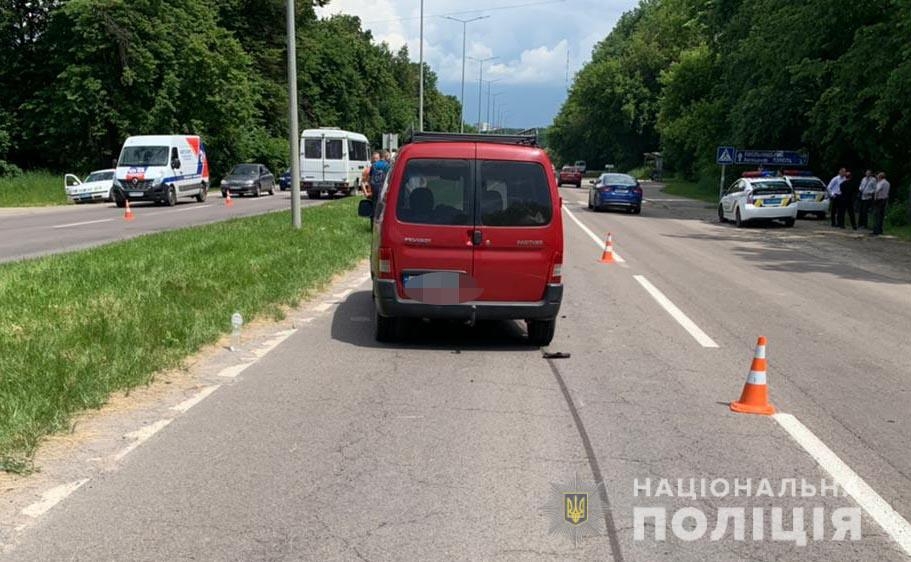 У Вінниці 11-річний велосипедист потрапив під колеса маршрутки: від удару хлопчика відкинуло під інше авто
