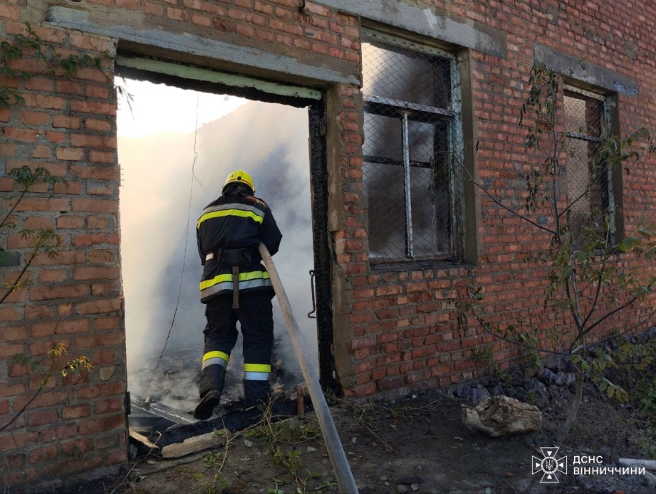 У Брацлаві сталася масштабна пожежа - горіло приміщення столярного цеху