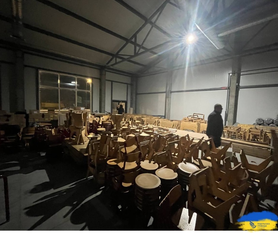 12 тонн меблів передали благодійники для вінницьких закладів освіти