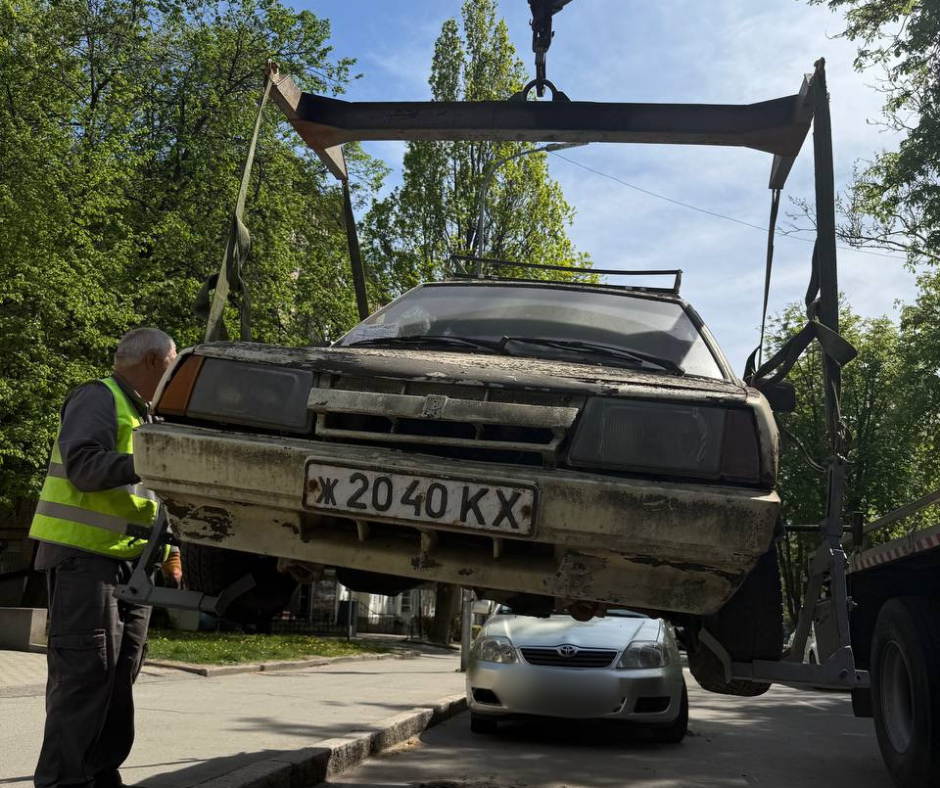 Прощавай, «металобрухт»: у Вінниці розпочали зачистку вулиць від покинутих машин