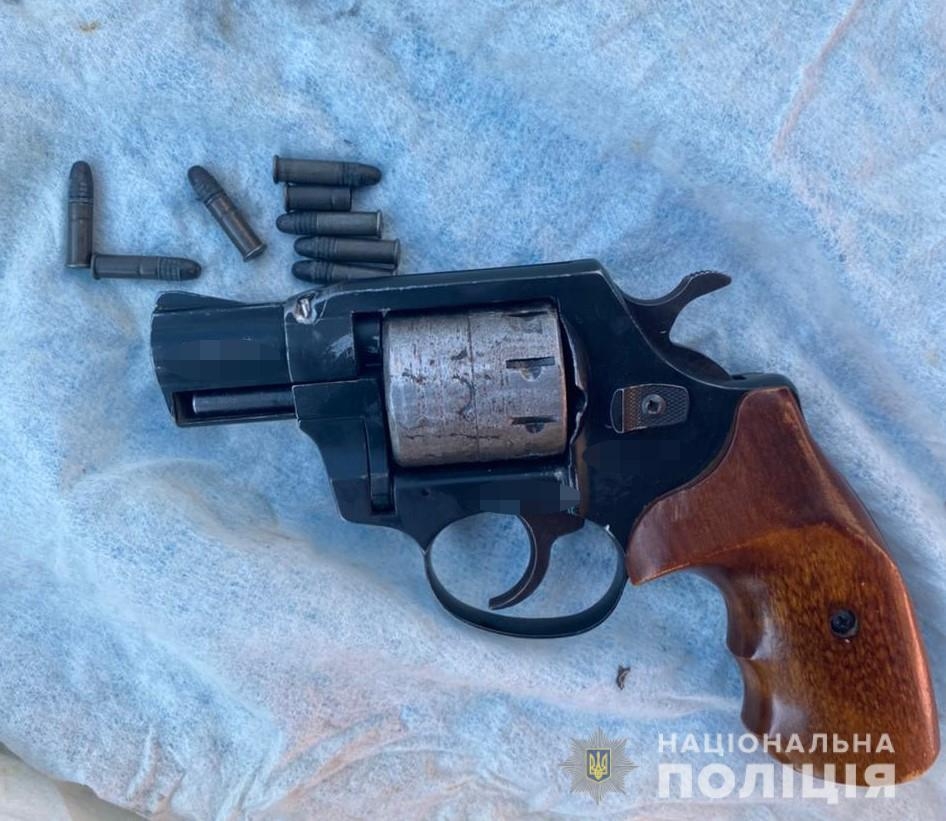 Мешканець Хмільницького району зберігав револьвер і обріз карабіна
