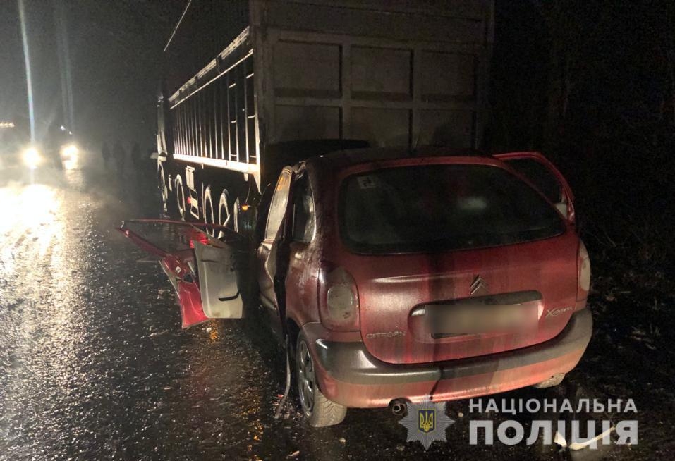 Смертельна аварія у Хмільницькому районі Citroen зіткнувся з запаркованою вантажівкою