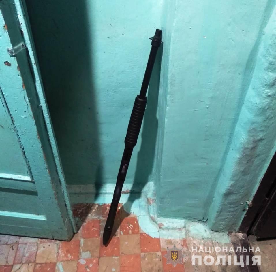 У Вінниці п’яний чоловік, який вчинив стрілянину у квартирі, погрожував копам вбивством