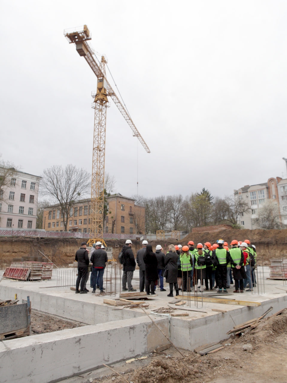 Муніципальне житло на Привокзальній: учасники вперше побували на будмайданчику