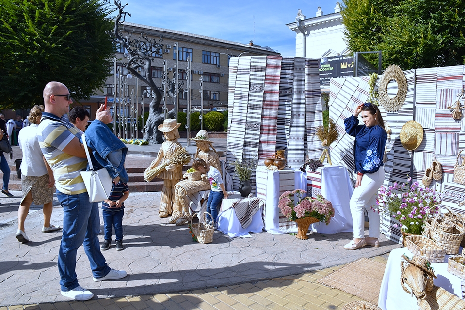 У Вінниці тривають святкові заходи з нагоди Дня міста.  На Майдані Небесної Сотні проходить фестиваль народної творчості громади "Благословенні будьмо і єдині".