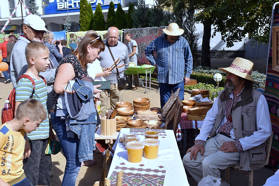У Вінниці тривають святкові заходи з нагоди Дня міста.  На Майдані Небесної Сотні проходить фестиваль народної творчості громади "Благословенні будьмо і єдині".