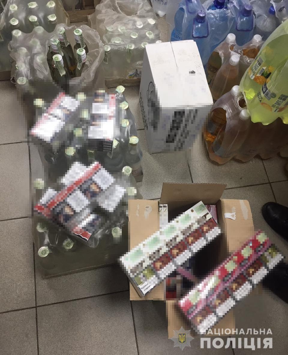 За добу на Вінниччині викрили п’ять торгових точок, де продавали підроблений алкоголь та цигарки 