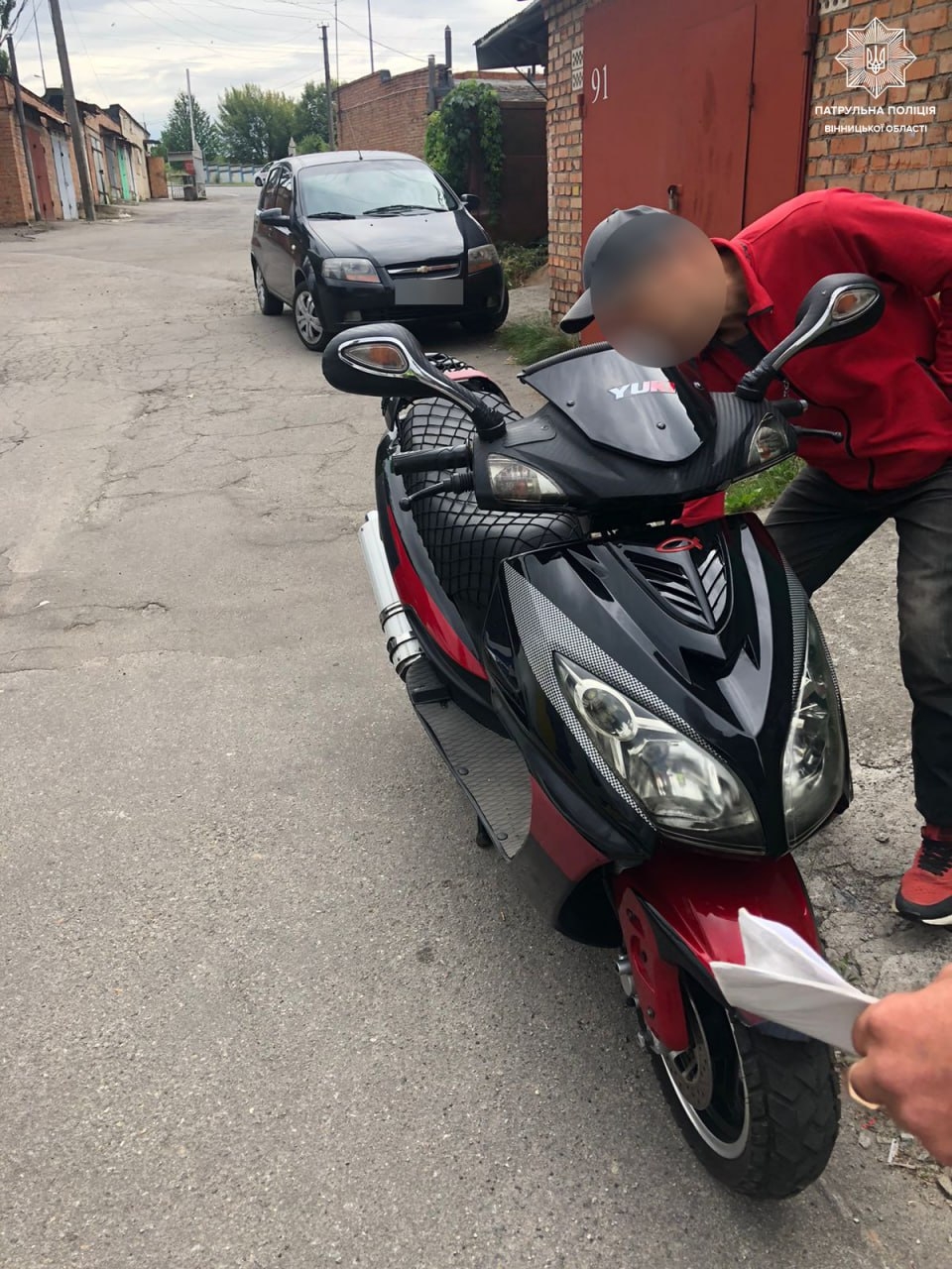 Без прав та під кайфом зупинили водія моторолера у Вінниці