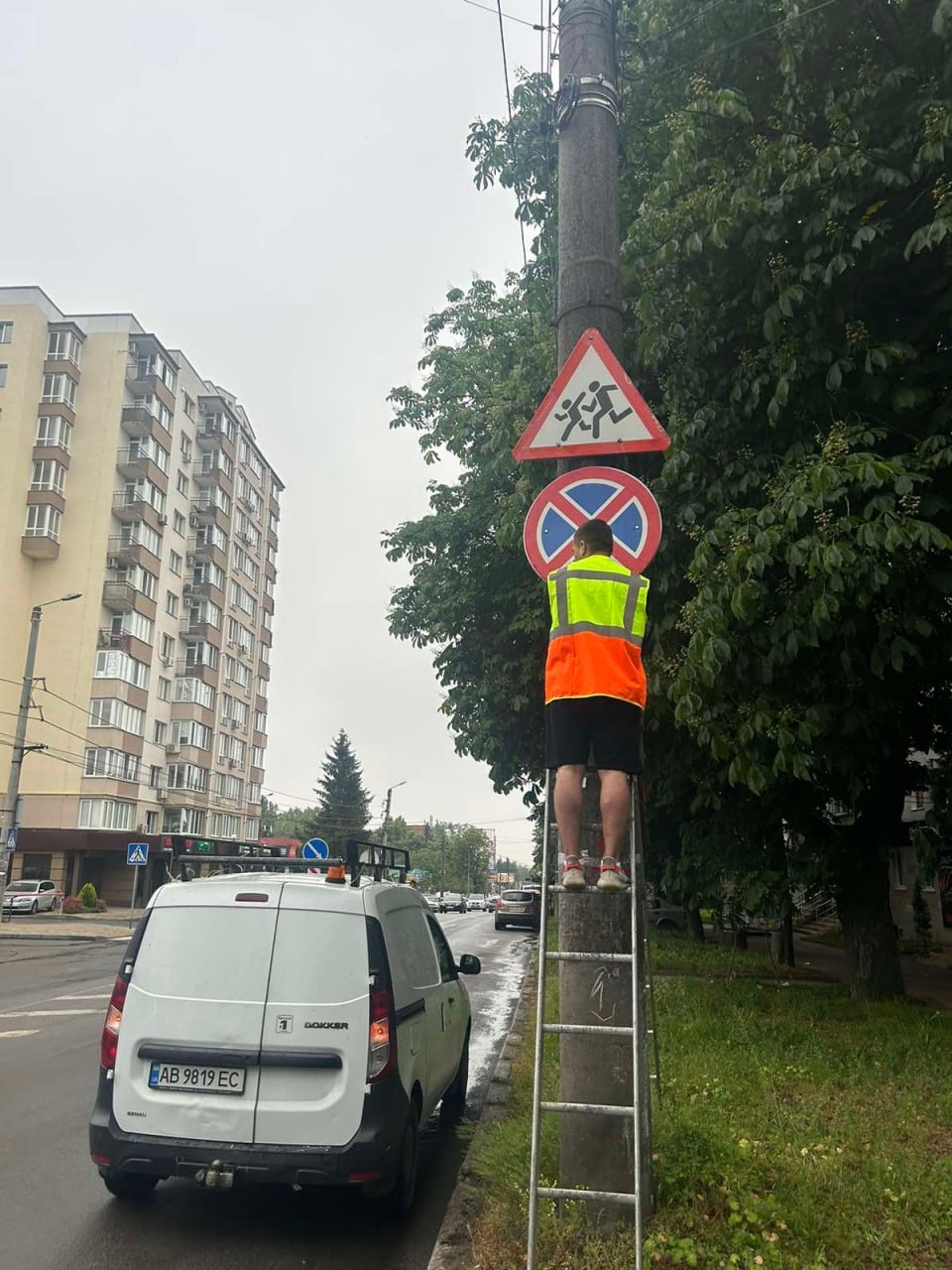 Через хаотичне паркування водіїв приватних авто у Вінниці - від вулиці Порика до Хмельницького шосе - встановили додаткові дорожні знаки "Зупинку заборонено".