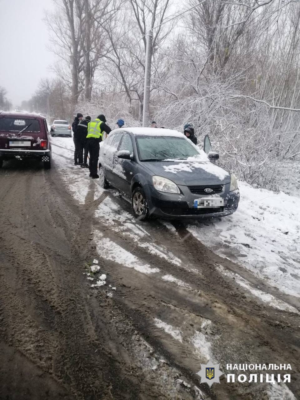 На Гайсинщині засніжило - поліцейські допомагають водіям на дорогах