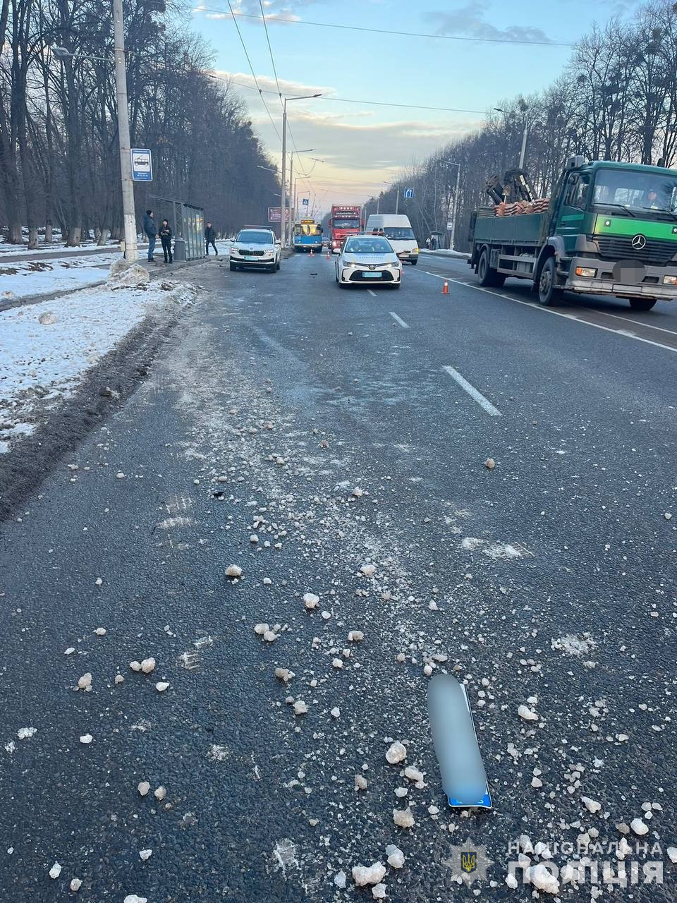 У Вінниці 17-річна дівчина потрапила під колеса Dacia Logan