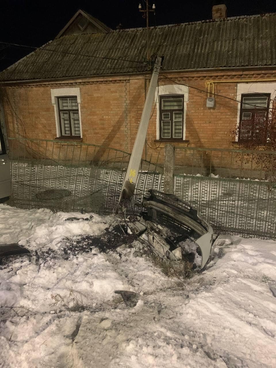 У Вінниці на Лесі Українки водій Toyota влетів в електропору