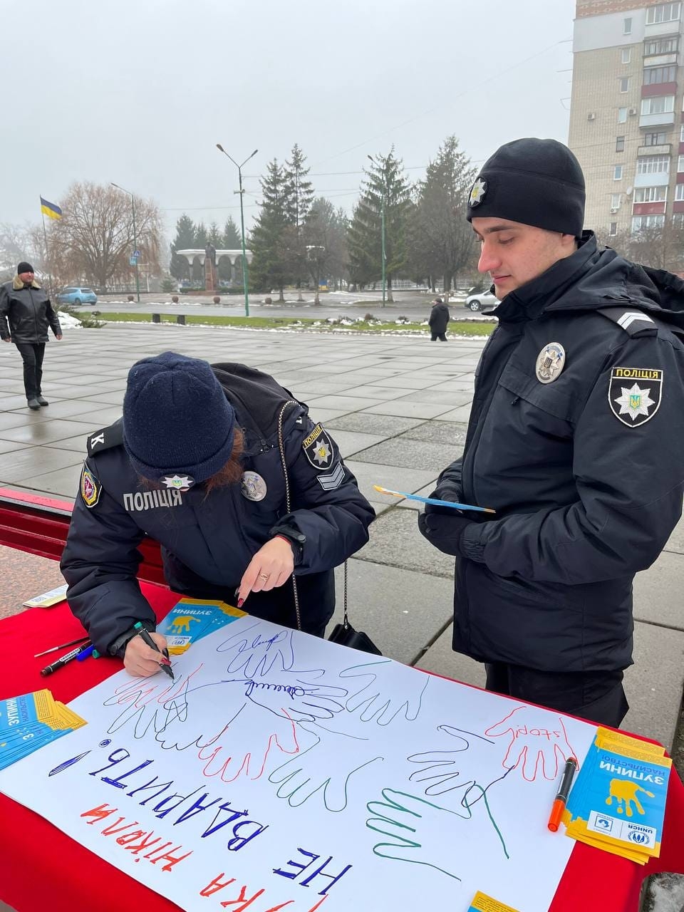 Вінницькі поліцейські долучились до акції «Червоні лавки «Ні насильству» у шести громадах 