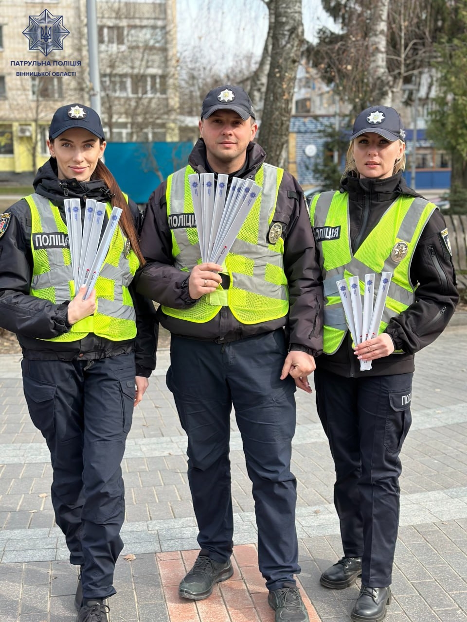 "Засвітіться" у темряві - вінницькі патрульні провели акцію для пішоходів