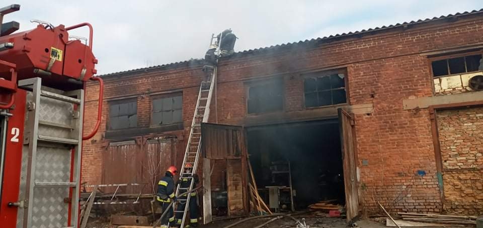 Вінницькі вогнеборці гасили пожежу на деревообробному підприємстві