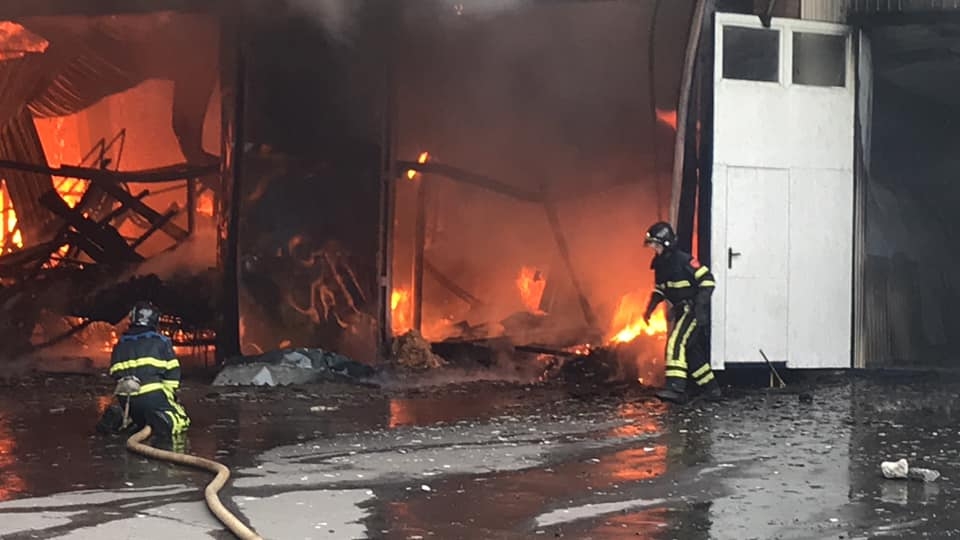 Вінницькі рятувальники локалізували пожежу на складах