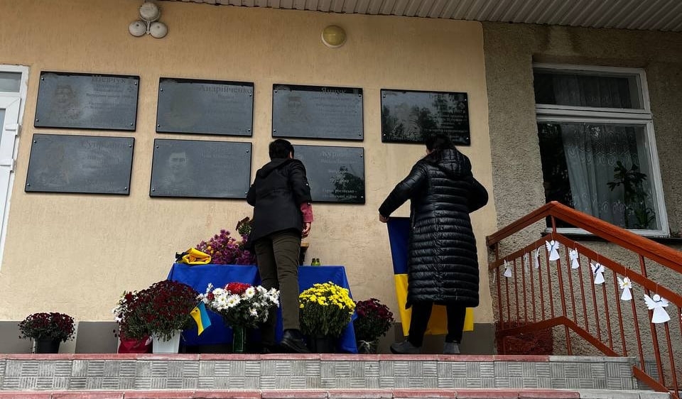 У Хмільницькому районі відкрили меморіальні дошки на честь Героїв-випускників