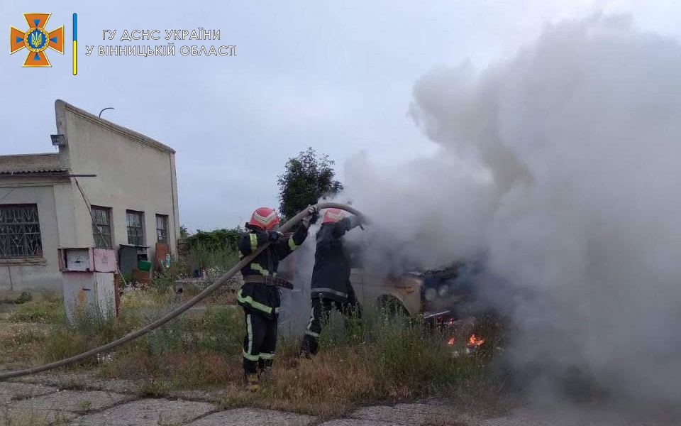 На Вінниччині рятувальники гасили охоплений вогнем автомобіль