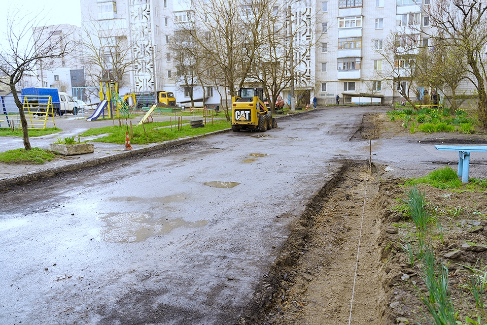У Вінниці капітально ремонтують прибудинкову територію по вулиці Миколайчука