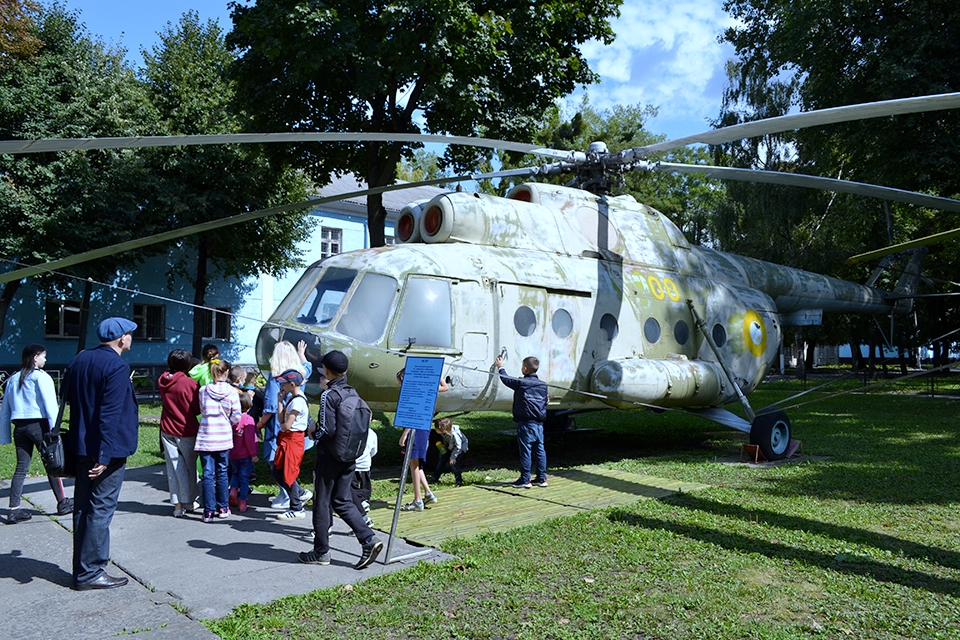 Юним вінничанам, які опинилися у складних життєвих обставинах, зробили подарунки до школи