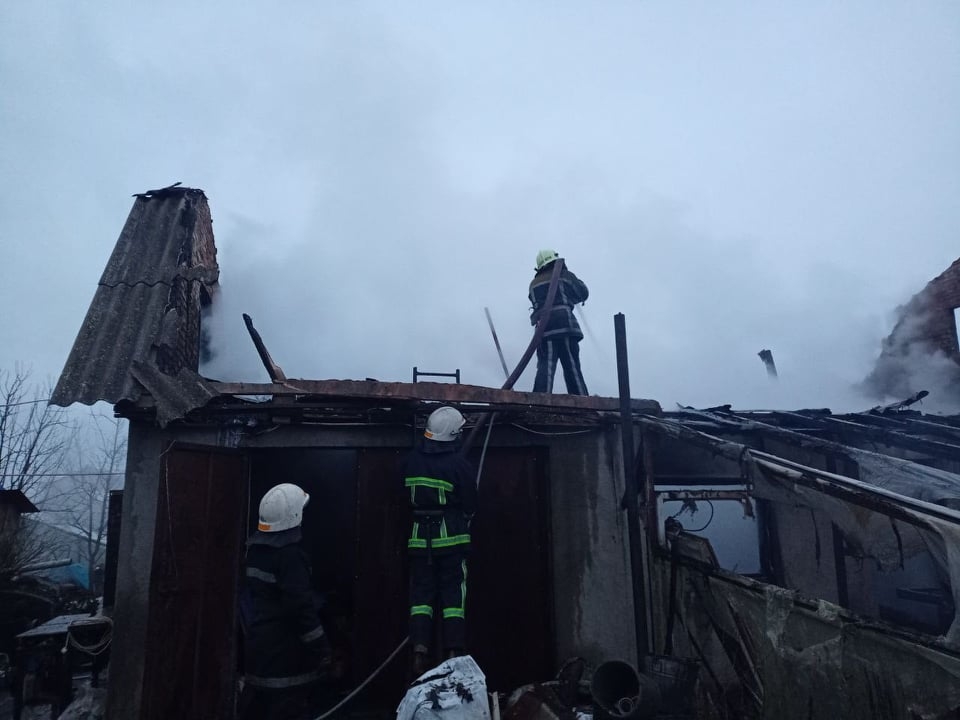 В Сутисках вщент вигорів дах господарчої будівлі